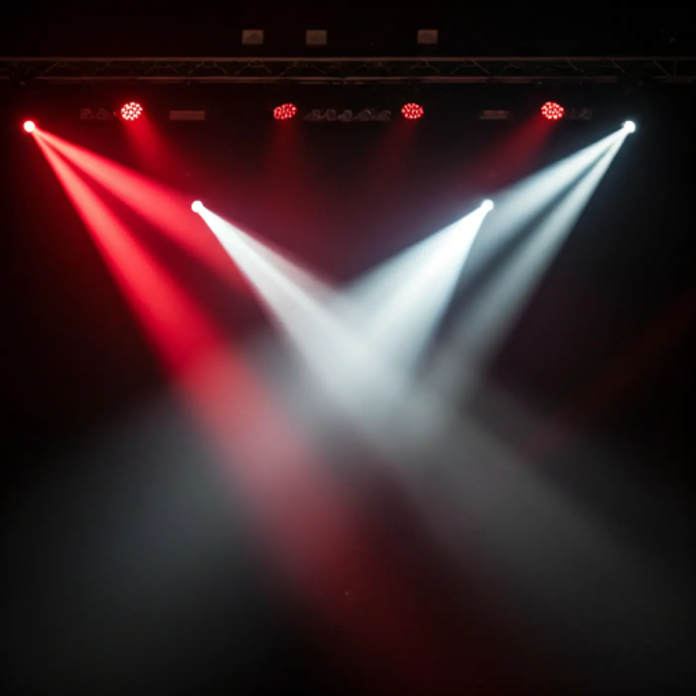 高对比舞台灯光与深红色文化演出场景